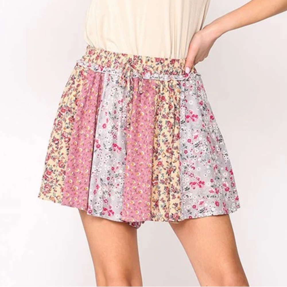 Gigio - Floral Print Flared Shorts medium